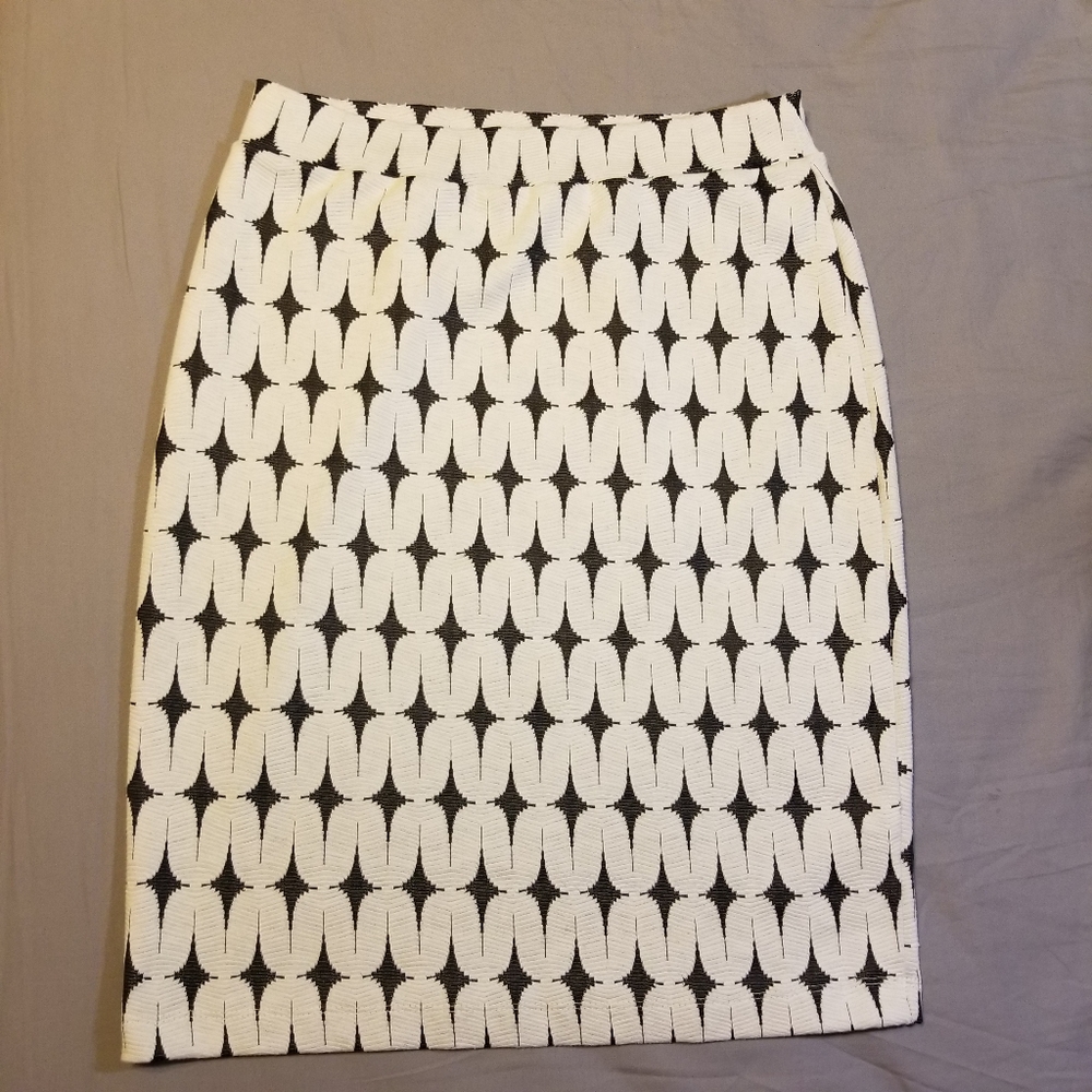 Graphic black and cream/white Renee skirt Medium